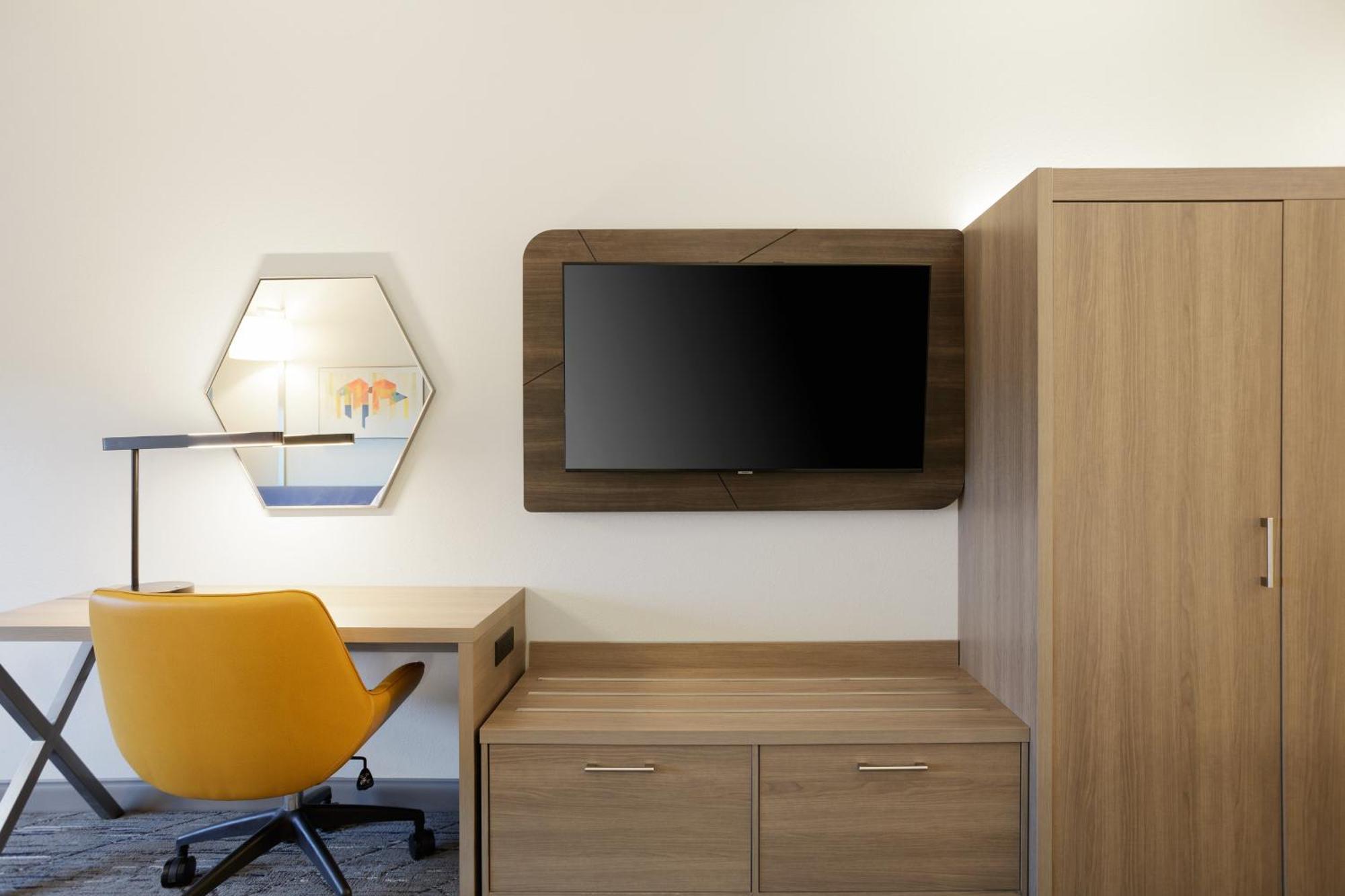 Holiday Inn Express Dallas Market Center By Ihg Exterior foto