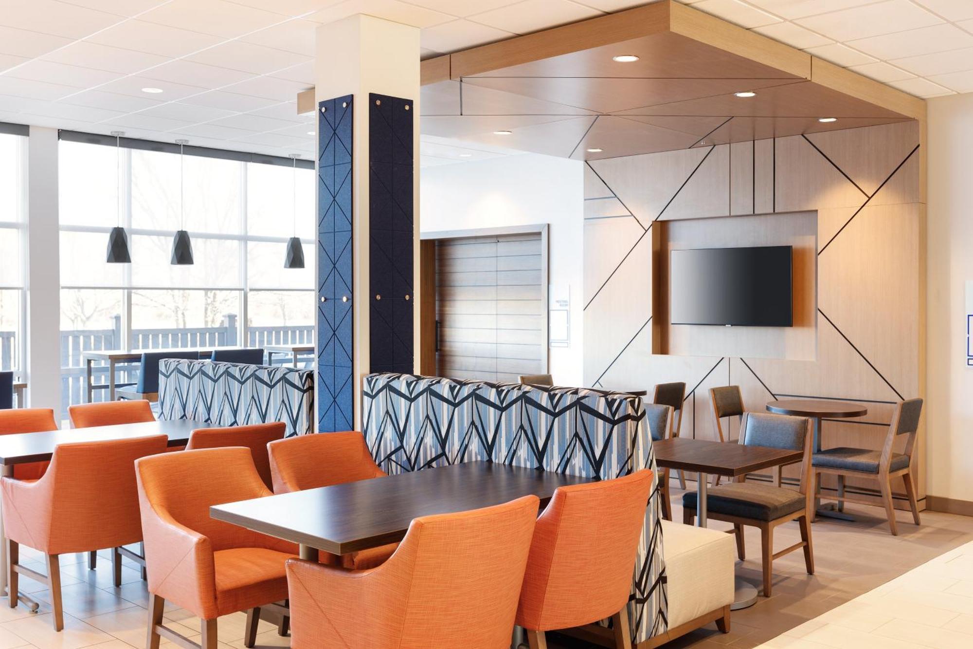 Holiday Inn Express Dallas Market Center By Ihg Exterior foto