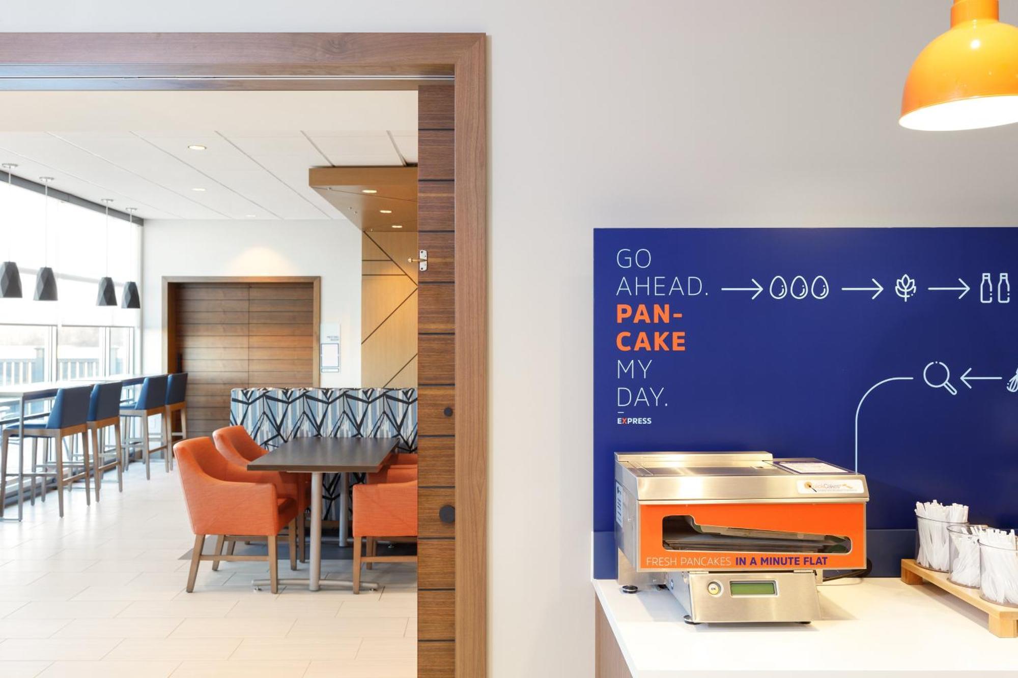 Holiday Inn Express Dallas Market Center By Ihg Exterior foto